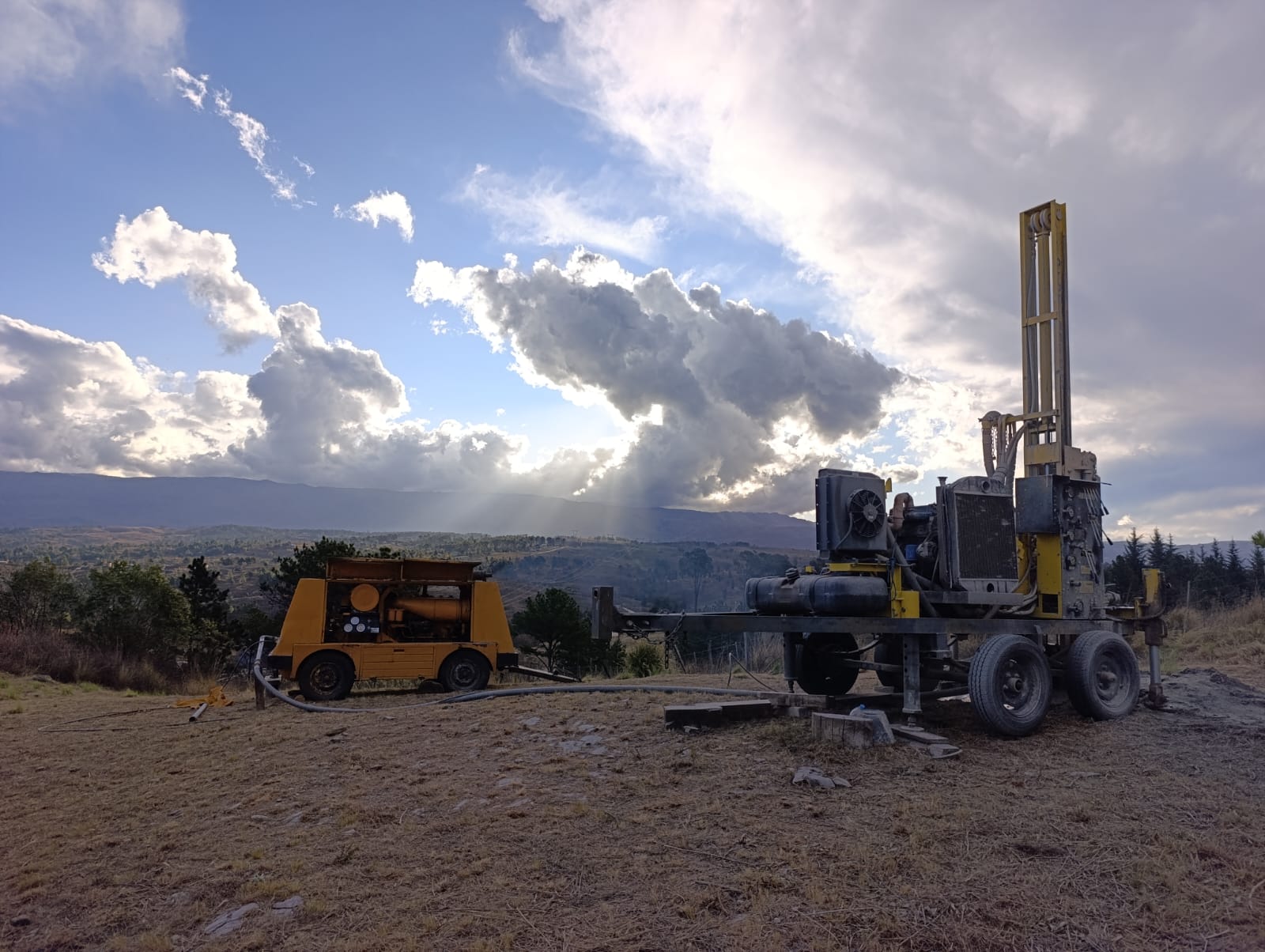 Perforadora trabajando en las sierras